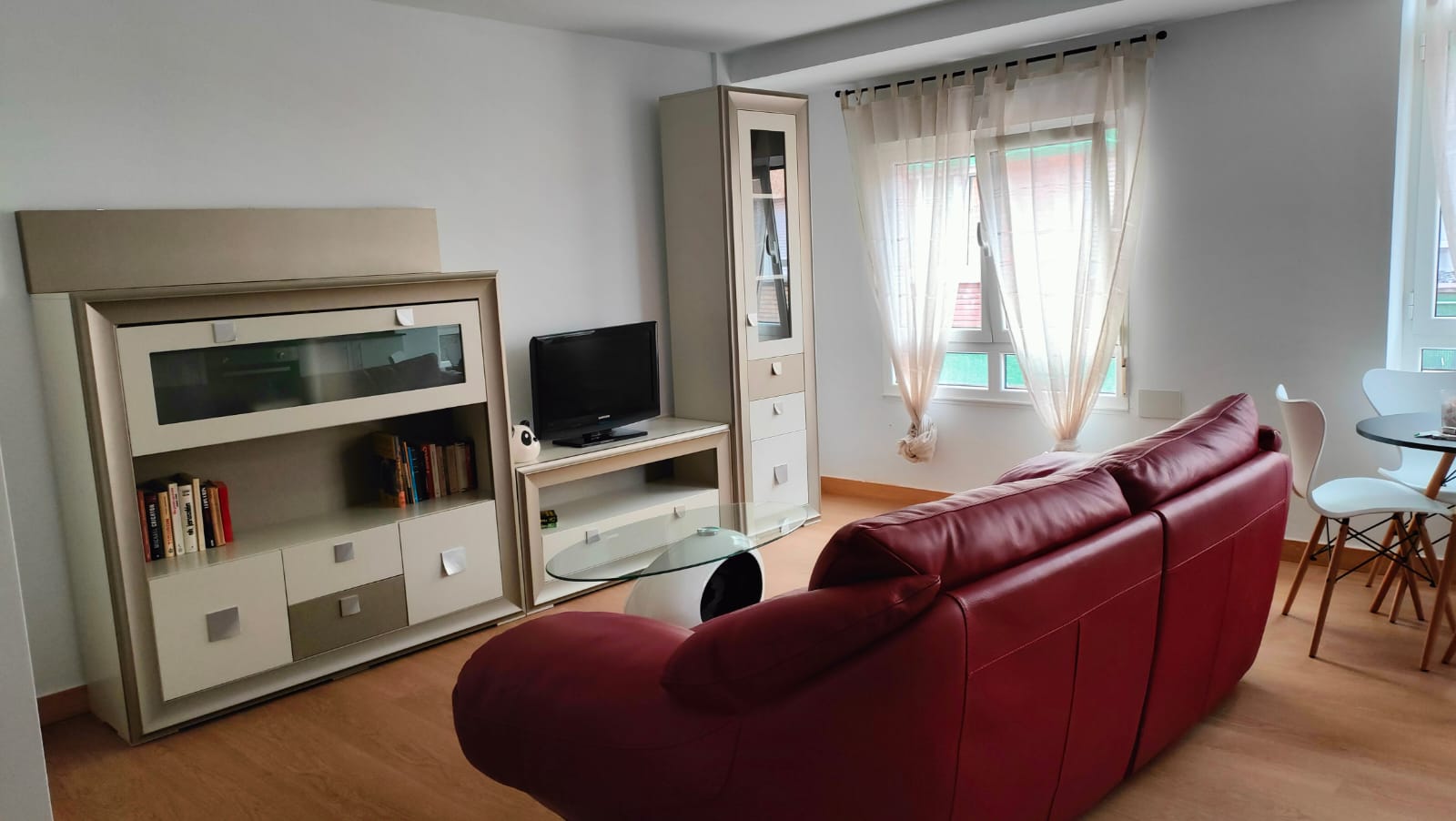 Salón moderno del apartamento en Gijón